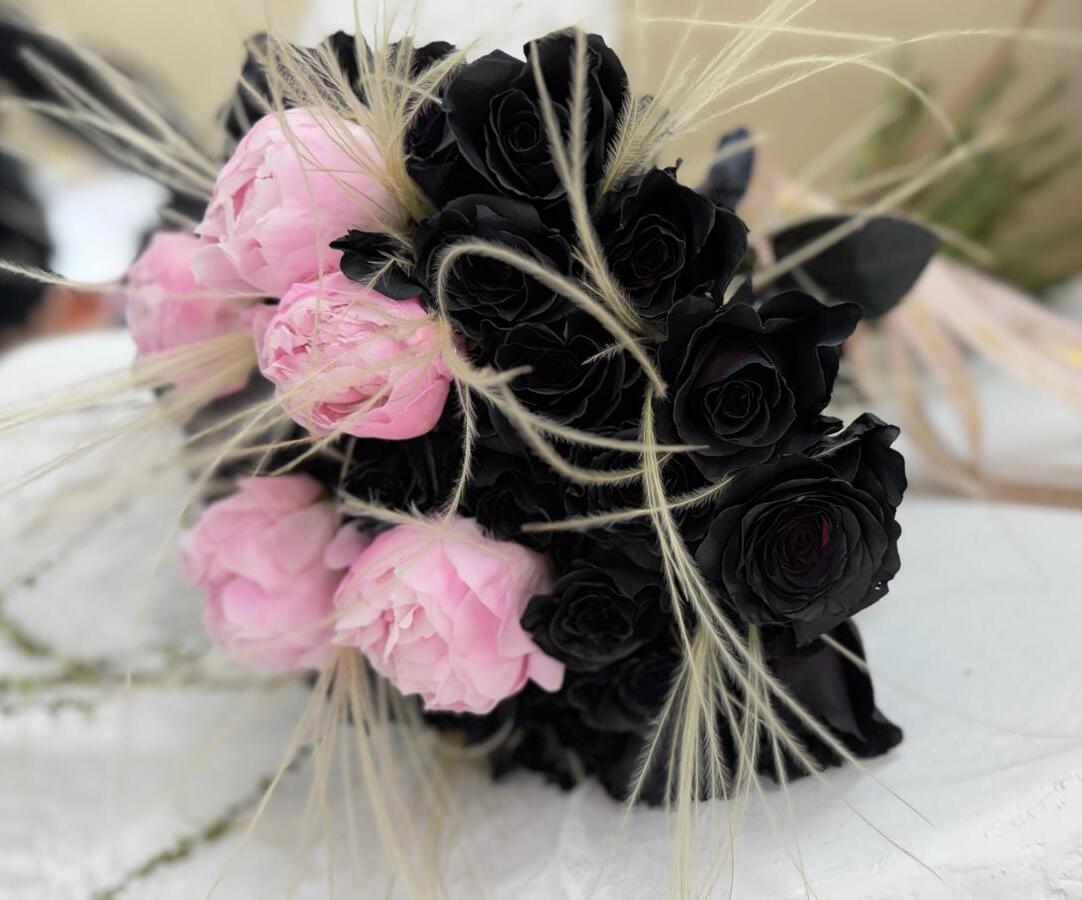 Black roses with peony — view 1
